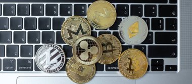 Klavyede altın ve gümüş kripto para birimi, Bitcoin, Ethereum, Litecoin, Dash, Monero, Zcach ve Ripple bozuklukları. Şifreleme, engelleme ağı içindeki Dijital Paradır