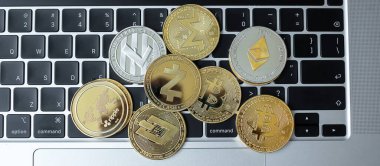 Klavyede altın ve gümüş kripto para birimi, Bitcoin, Ethereum, Litecoin, Dash, Monero, Zcach ve Ripple bozuklukları. Şifreleme, engelleme ağı içindeki Dijital Paradır