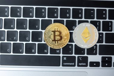 Klavye dizüstü bilgisayarında altın ve gümüş kripto para, Bitcoin ve Ethereum paralar. Şifreleme, engelleme ağı içindeki Dijital Paradır