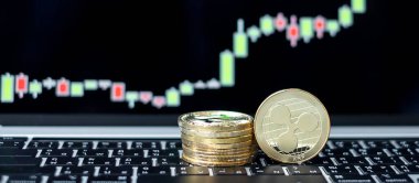 Altın Dalgalanma (XRP) mum grafik arkaplanlı kripto para, Kripto engelleme ağı içinde Dijital Para, teknoloji ve çevrimiçi internet değiş tokuşu kullanıyor.