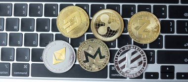 Klavyede altın ve gümüş kripto para birimi, Bitcoin, Ethereum, Litecoin, Dash, Monero, Zcach ve Ripple bozuklukları. Şifreleme, engelleme ağı içindeki Dijital Paradır