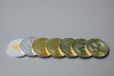 Altın ve gümüş kripto para, Bitcoin, Ethereum, Litecoin, Dash, Monero, Zcach ve Ripple paraları. Şifreleme, engelleme ağı içindeki Dijital Paradır