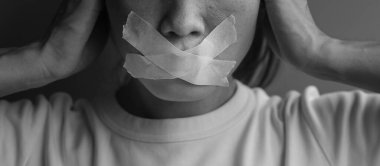 Ağzı yapışkan bantla mühürlenmiş kadın. İfade özgürlüğü, basın özgürlüğü, İnsan hakları, Protesto diktatörlüğü, demokrasi, özgürlük, eşitlik ve kardeşlik kavramları