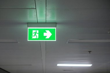 Metro istasyonunun içindeki duvarda yangın çıkışı tabelası var. Güvenlik kavramı