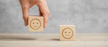 El ele tutuşarak gülümseme engeli. Müşteri, kullanıcı değerlendirmeleri için Emoticon 'u seçer. Hizmet derecesi, sıralama, müşteri değerlendirmesi, memnuniyet, ruh hali, ruh sağlığı ve geri bildirim kavramı