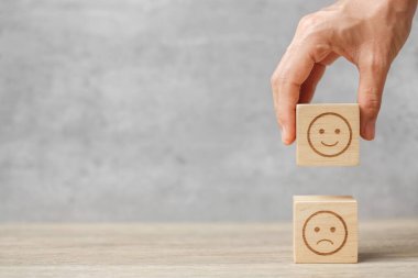 El ele tutuşarak gülümseme engeli. Müşteri, kullanıcı değerlendirmeleri için Emoticon 'u seçer. Hizmet derecesi, sıralama, müşteri değerlendirmesi, memnuniyet, ruh hali, ruh sağlığı ve geri bildirim kavramı