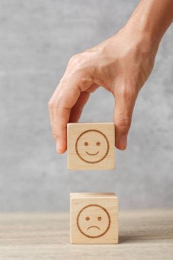El ele tutuşarak gülümseme engeli. Müşteri, kullanıcı değerlendirmeleri için Emoticon 'u seçer. Hizmet derecesi, sıralama, müşteri değerlendirmesi, memnuniyet, ruh hali, ruh sağlığı ve geri bildirim kavramı