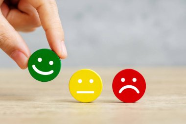 El ele tutuşmak duygu engelleyicidir. Müşteri, kullanıcı değerlendirmeleri için Emoticon 'u seçer. Hizmet derecesi, sıralama, müşteri değerlendirmesi, memnuniyet, ruh hali, değerlendirme ve geri bildirim kavramı