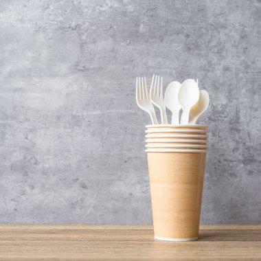 Masa arkasında çevre dostu yiyecek ambalajı. Doğal kap: kap, tabak, kaşık ve çatal. sıfır atık, kirlilik, toprak günü, ücretsiz plastik, dünya çevre günü konsepti