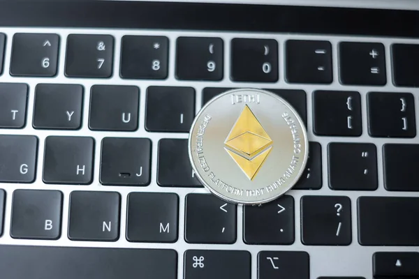 Argento Criptovaluta Sul Computer Portatile Tastiera Moneta Ethereum Crypto Denaro — Foto Stock