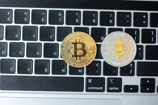 Criptovaluta Dorata Argento Laptop Tastiera Bitcoin Monete Ethereum Crypto Denaro — Foto Stock