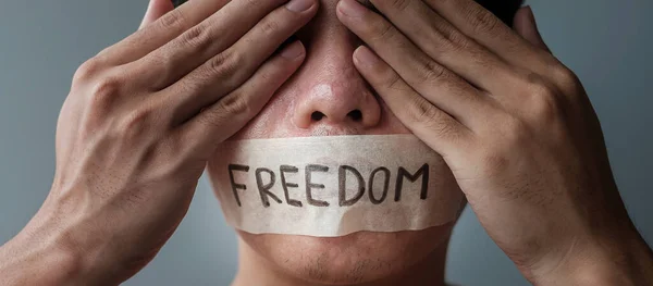 用带着自由信息的胶带封口的人 言论自由 出版自由 抗议独裁 平等和博爱概念 — 图库照片