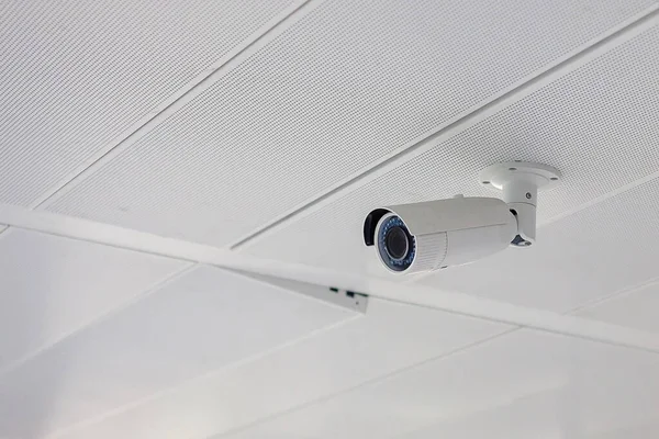 オフィスや家の背景を持つ現代のセキュリティカメラ 駐車場の記録とプロパティの保護のためのCctv — ストック写真