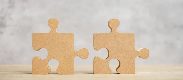 Verbindendes Paar Puzzleteil Holzpuzzle Auf Dem Tisch Unternehmenslösungen Mission Erfolg — Stockfoto