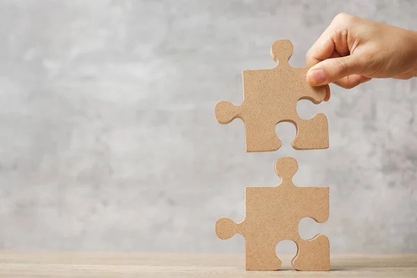 Mann Verbindet Paar Puzzleteil Holzpuzzle Auf Tisch Unternehmenslösungen Mission Erfolg — Stockfoto