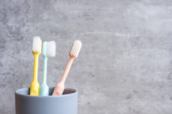 Set Van Tandenborstels Beker Muur Achtergrond Badkamer Wereld Mondgezondheid Dag — Stockfoto