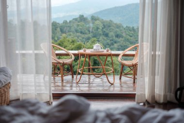 Çaydanlık sabah ya kır evindeki dağ manzaralı masaya kurulur ya da evde kalır. Tatil, seyahat ve seyahat konsepti