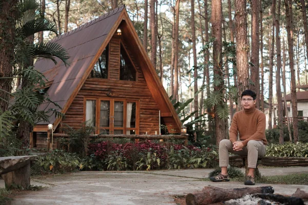 Happy Man Sweater Traveling Pine Tree Forest Tourist Visit Doi — Fotografia de Stock