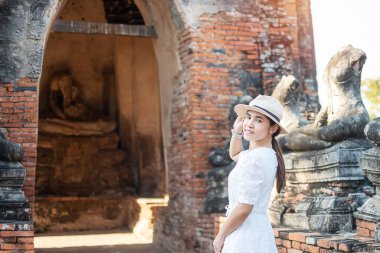 Beyaz elbiseli turist kadın Ayutthaya Tarih Parkı, Yaz, Asya ve Tayland 'daki Wat Chaiwatthanaram tapınağını ziyaret ediyor.