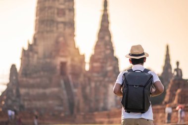 Sırt çantalı turist, Ayutthaya Tarih Parkı 'ndaki Wat Chaiwatthanaram tapınağını ziyaret ediyor. Yaz, solo, Asya ve Tayland seyahat kavramı.