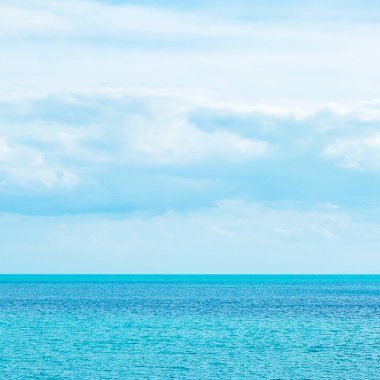 Güzel okyanus ve mavi gökyüzü arkaplanı. Rahatlama, yaz, seyahat, tatil ve tatil kavramı