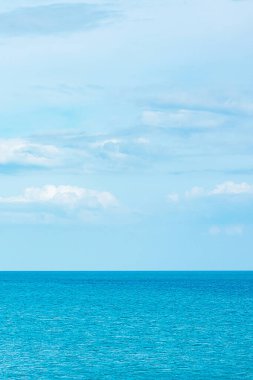 Güzel okyanus ve mavi gökyüzü arkaplanı. Rahatlama, yaz, seyahat, tatil ve tatil kavramı