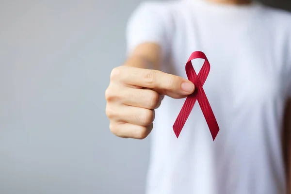 Χέρι Κρατώντας Κόκκινη Κορδέλα Βουργουνδίας Για Τον Καρκίνο Του Πολλαπλού — Φωτογραφία Αρχείου