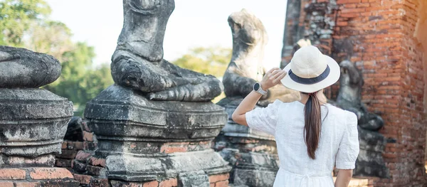Mulher Turística Vestido Branco Visitando Antiga Estupa Wat Chaiwatthanaram Templo — Fotografia de Stock