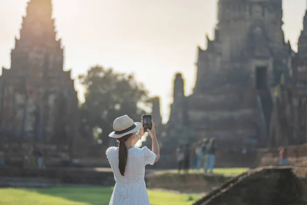 Mulher Turística Feliz Vestido Branco Tirar Foto Por Smartphone Móvel — Fotografia de Stock