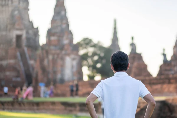 Homem Turístico Visitando Antiga Estupa Wat Chaiwatthanaram Templo Ayutthaya Parque — Fotografia de Stock
