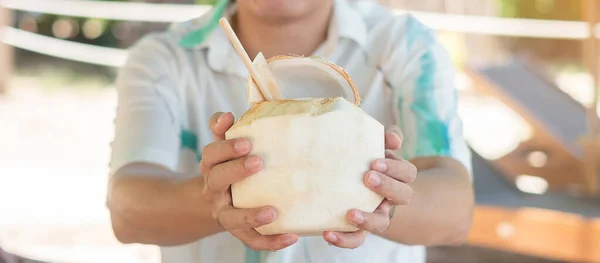 Man Met Vers Kokossap Tijdens Het Drinken Tropisch Strand Zomer — Stockfoto