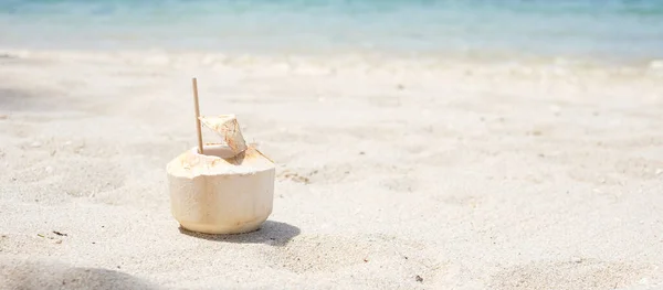 Succo Cocco Fresco Paglia Sabbia Bianca Sullo Sfondo Della Spiaggia — Foto Stock