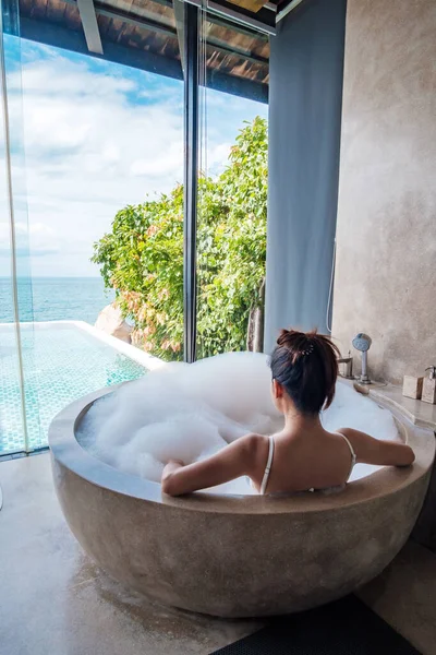 Frau Weißem Badeanzug Entspannt Der Badewanne Mit Schaumstoff Vor Meeresgrund — Stockfoto