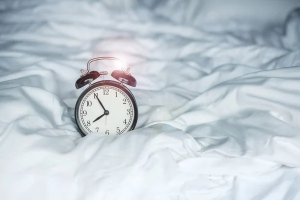 Relógio Alarme Vintage Cama Espaço Cópia Para Texto Acordar Dormir — Fotografia de Stock