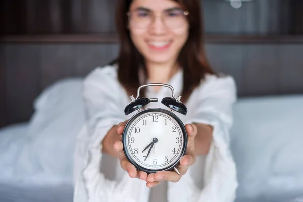 Vrouw Met Wekker Bed Vrolijke Vrouw Die Morgens Wakker Wordt — Stockfoto