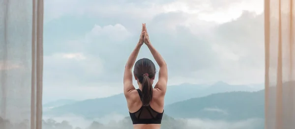 Mujer Adulta Joven Ropa Deportiva Haciendo Yoga Estirando Cuerpo Contra —  Fotos de Stock