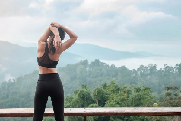 Sportlerin Trainiert Morgens Junge Fitness Frau Dehnt Muskeln Gegen Bergblick — Stockfoto