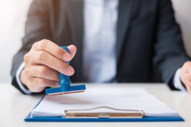Sözleşme belgesi imzalanırken işadamı damgası. İş sözleşmesi, onay, ortaklık, sözleşme ve kalite güvencesi kavramları