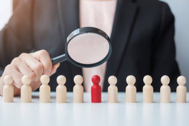 İş kadını elinde büyüteçle adam topluyor. İnsan kaynakları yönetimi, işe alım, takım çalışması, işe alım ve liderlik kavramları.