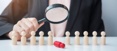 İş kadını elinde büyüteçle adam topluyor. İnsan kaynakları yönetimi, işe alım, takım çalışması, işe alım ve liderlik kavramları.