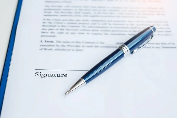 Firma Con Pluma Pliego Condiciones Contrato Acuerdo Aprobar Ley Tratar — Foto de Stock