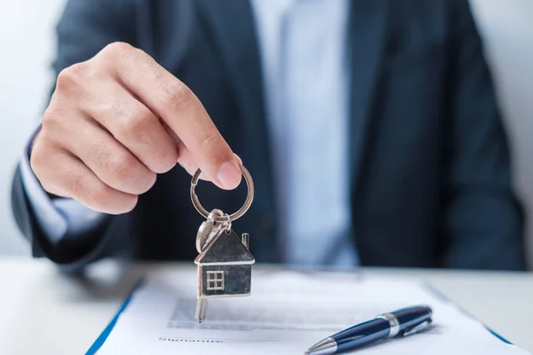 Hombre Con Llave Casa Durante Firma Documentos Contrato Casa Conceptos —  Fotos de Stock