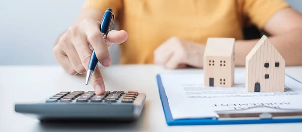 Mujer Usando Calculadora Durante Firma Documentos Contrato Casa Conceptos Contrato —  Fotos de Stock