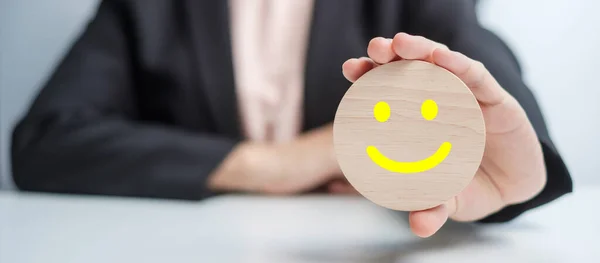 Mano Sosteniendo Sonrisa Cara Bloque Cliente Elegir Emoticon Para Opiniones — Foto de Stock