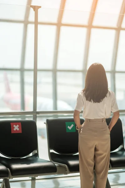 Młoda Kobieta Turystka Międzynarodowym Lotnisku Terminalu Czas Podróży Podróży Wakacji — Zdjęcie stockowe