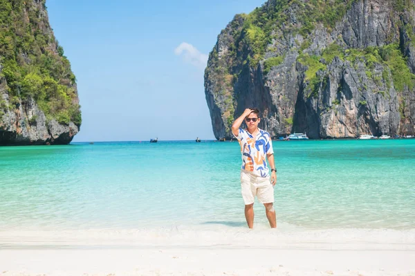 Ευτυχισμένος Τουρίστας Στην Παραλία Maya Bay Στο Νησί Phi Phi — Φωτογραφία Αρχείου