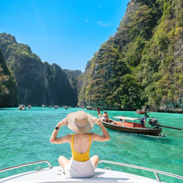 Turista Viaje Barco Feliz Viajero Relajándose Laguna Pileh Isla Phi —  Fotos de Stock