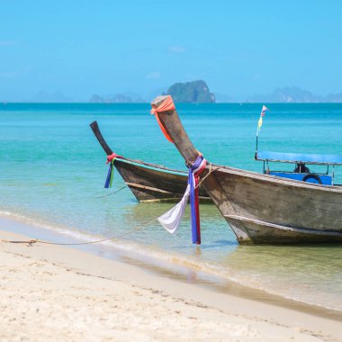 Tubkaak sahilindeki uzun kuyruklu tekne Hong Adası, Krabi, Tayland 'a hazır. tarihi eser, hedef Güneydoğu Asya Seyahat, tatil ve tatil konsepti