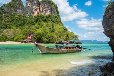 Tayland, Krabi 'deki Koh phakbia adasında uzun kuyruklu tekne. şehir simgesi, hedef Asya Seyahat, tatil ve tatil konsepti