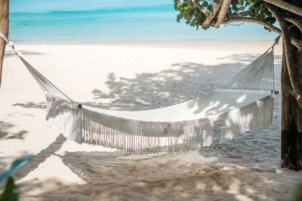 Weiße Hängematte Paradiesischen Strand Urlaub Reisen Sommer Fernweh Und Urlaubskonzept — Stockfoto